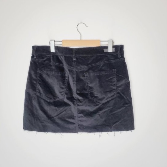 NEW REVOLVE ANTHROPOLOGIE BLANK NYC Black Velour Mini Skirt 25 - Picture 5 of 6